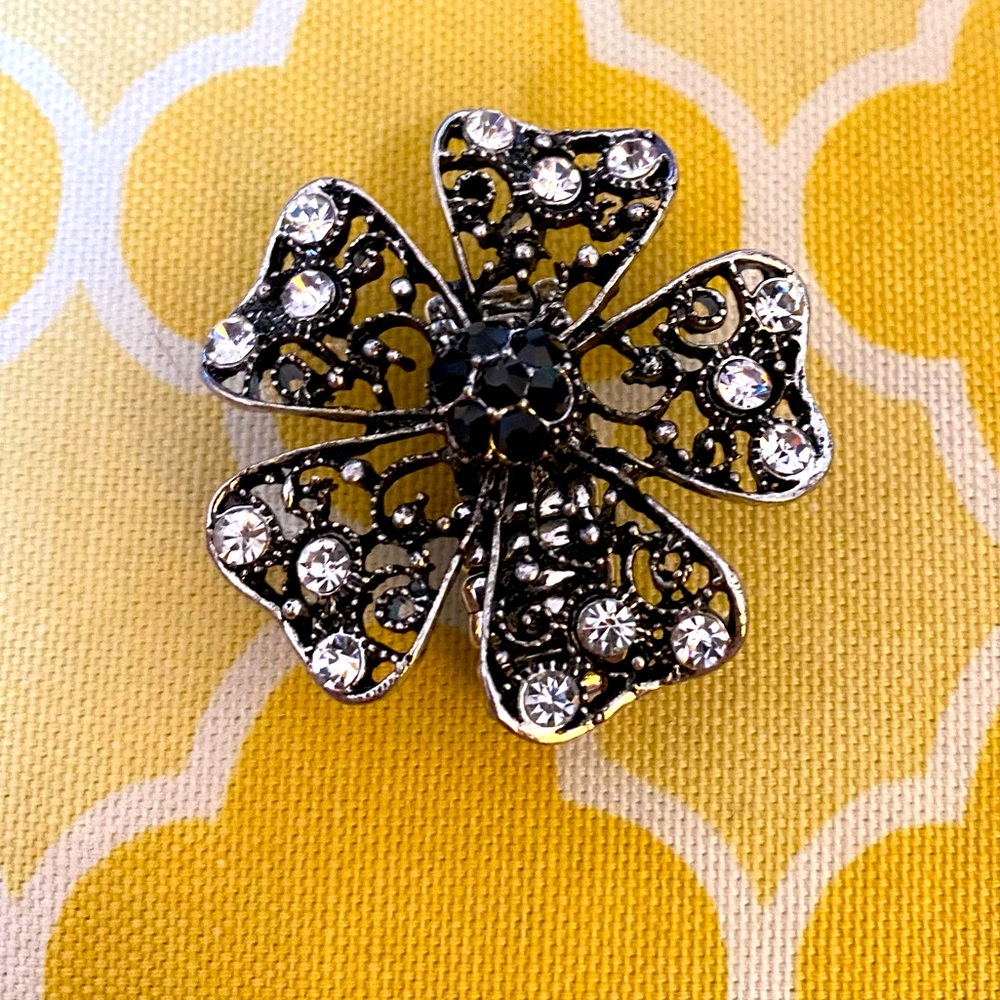 Flower Crystal Rhinestones Elastic Silver Ring NWOT